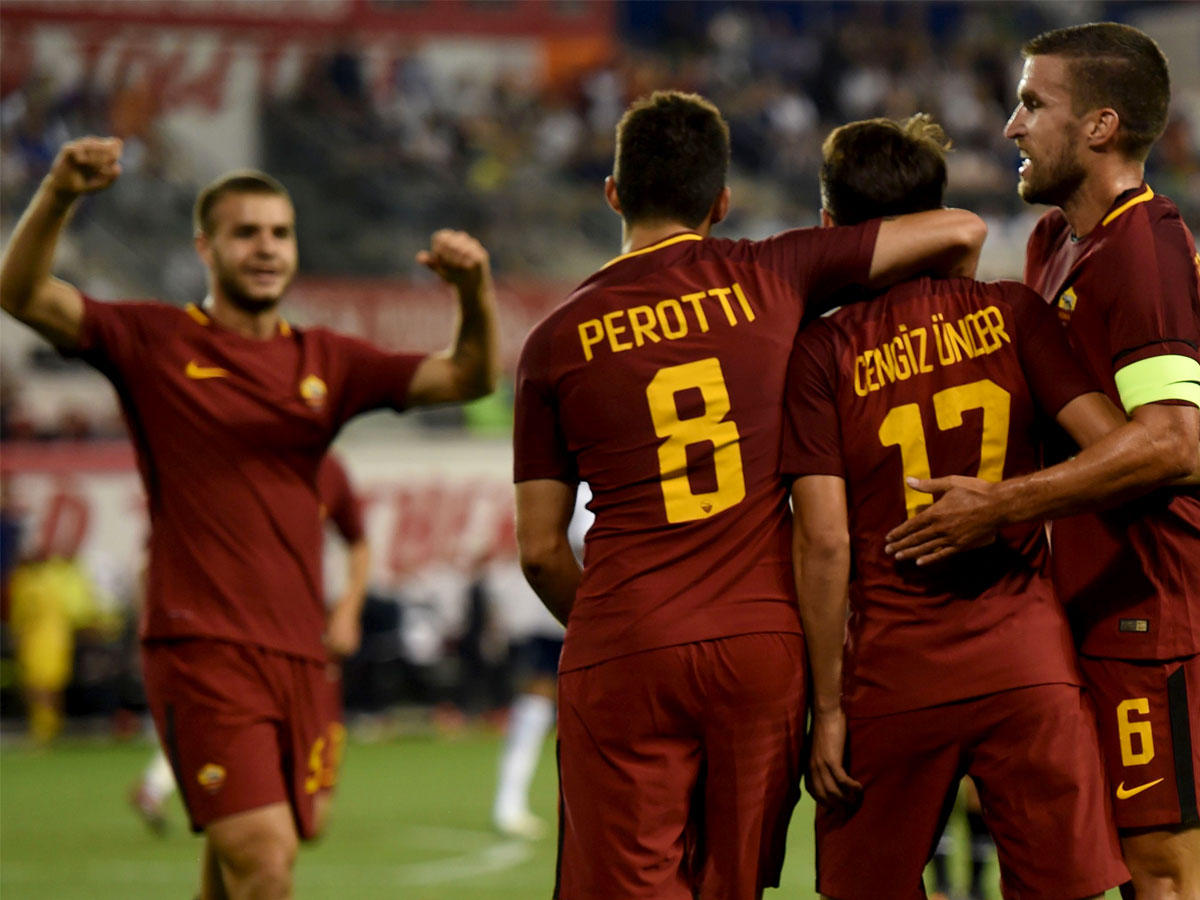 لاعبو روما يحتفلون بعد احراز هدف امام توتنهام