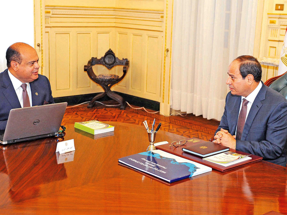 السيسي مجتمعاً بمحافظ مطروح اللواء علاء أبو زيد في القاهرة أمسt(الرئاسة المصرية)