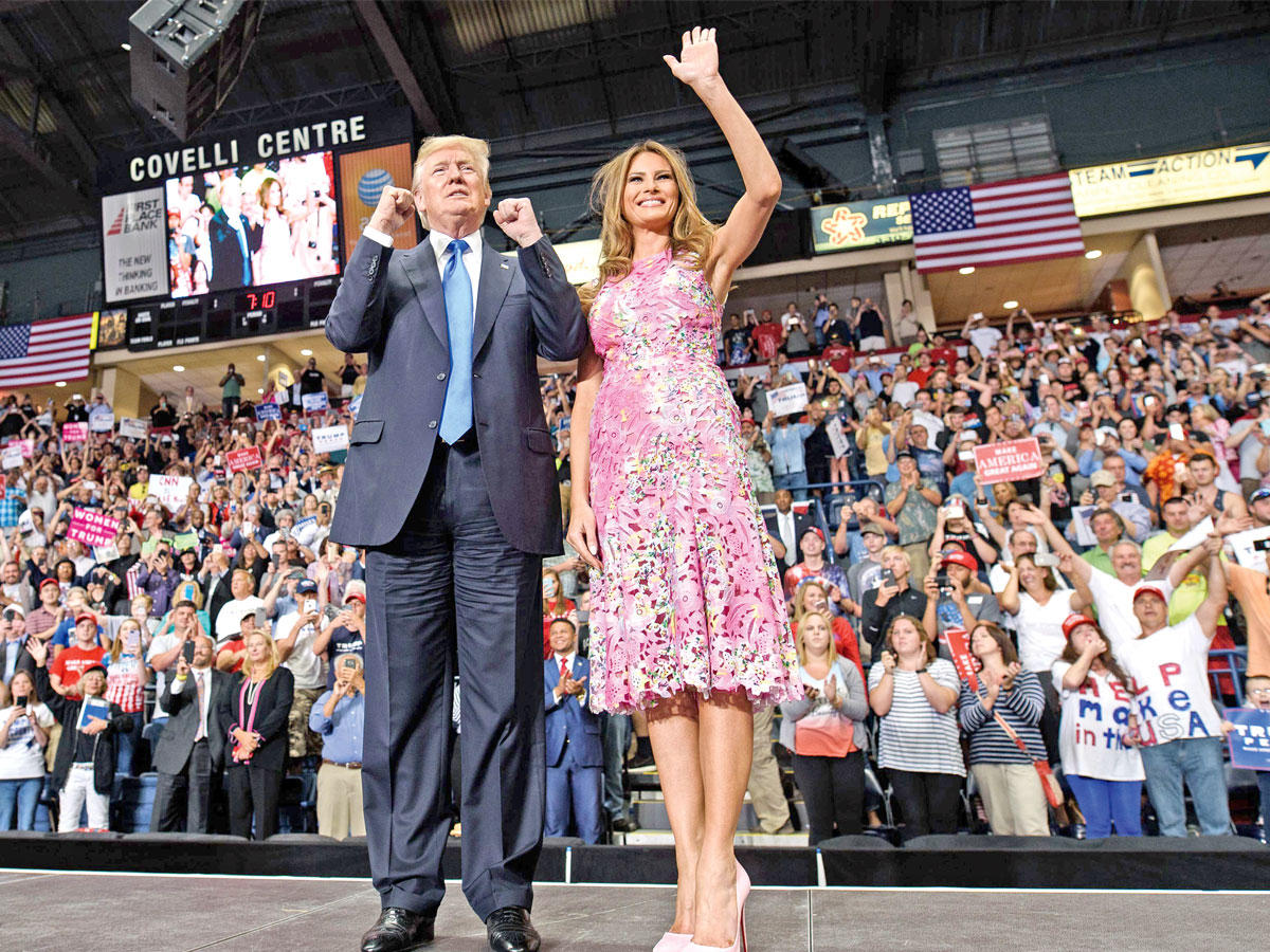 ترامب والسيدة الأميركية الأولى في يونغستون خلال تجمع لأنصاره أمس الأول     (أ ف ب)