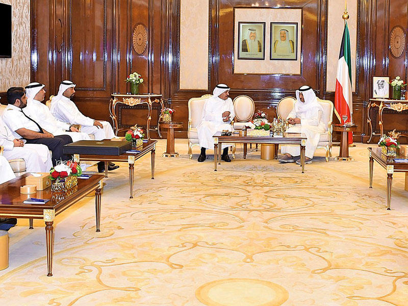 المبارك أثناء استقباله رئيس وأعضاء جمعية الطيارين أمس