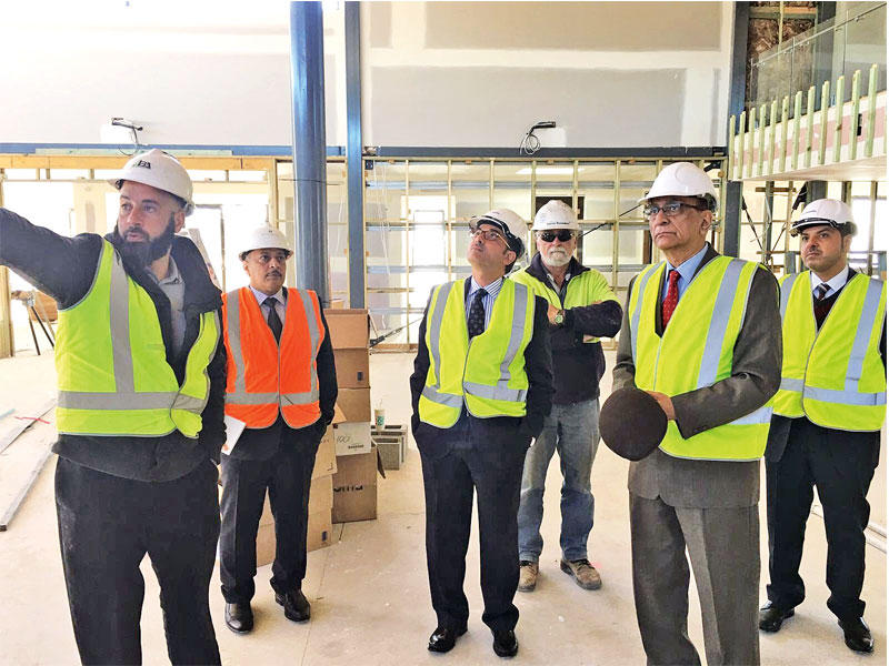 السفير البدر أثناء تفقده «مسجد ومركز صباح الأحمد» في كانبيرا