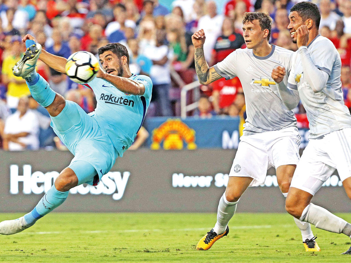 سواريز نجم البرشا في محاولة أمام مرمى مان يونايتد