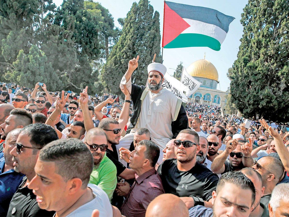 آلاف الفلسطينيين يتجهون إلى الأقصى (أ ف ب) 