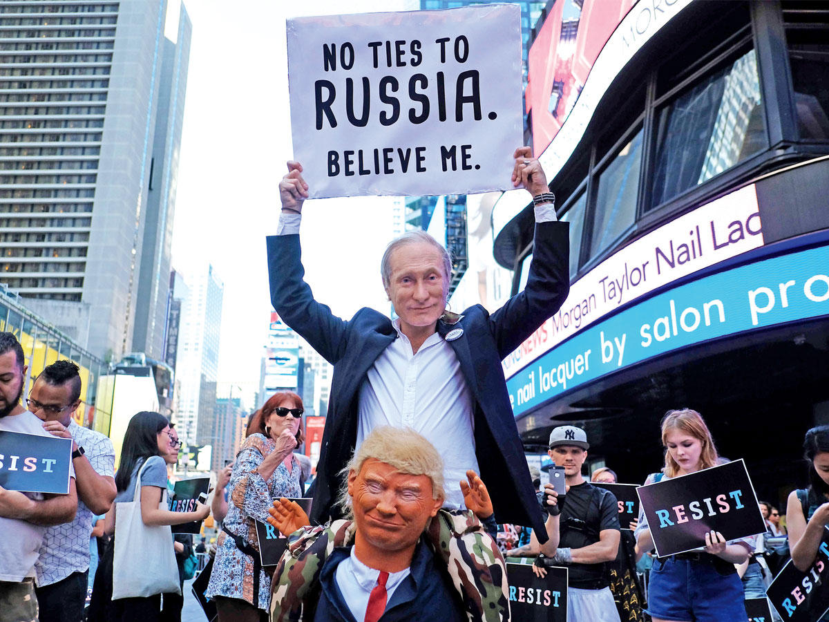 متظاهرون يرفعون دمية تمثل ترامب، تحمل على كتفيها دمية اخرى تمثل الرئيس الروسي فلاديمير بوتين خلال تظاهرات في نيويورك أمس الاولtt  (أف ب)