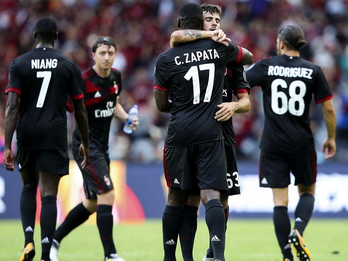 فرحة لاعبي ميلان بعد الفوز