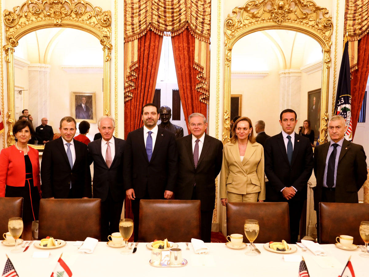 رئيس الحكومة سعد الحريري ووزير الخارجية جبران باسيل وسط أعضاء في لجنة الشؤون الخارجية في الكونغرس بواشنطن أمس الأول (دالاتي ونهرا)