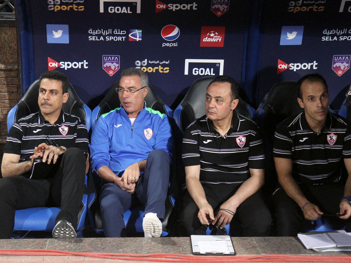 إيناسيو والجهاز المعاون في آخر مباراة له مع الزمالك