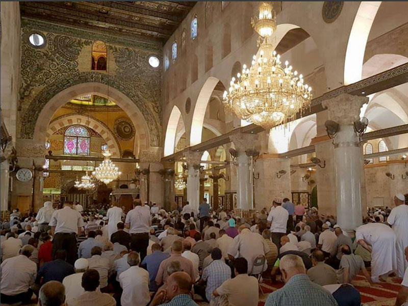 مصلون داخل الأقصى أمس 