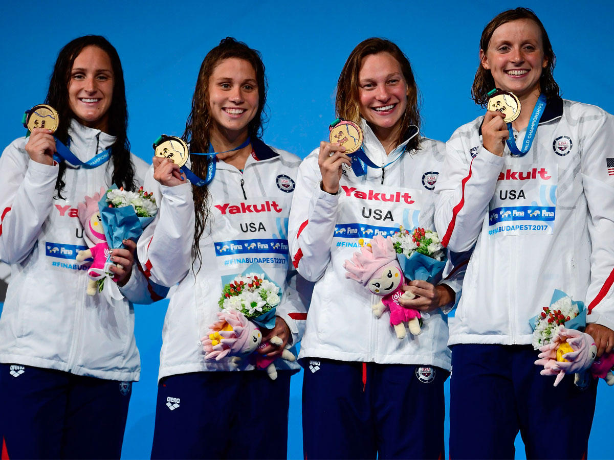 جانب من تتويج لاعبات المنتخب الأميركي