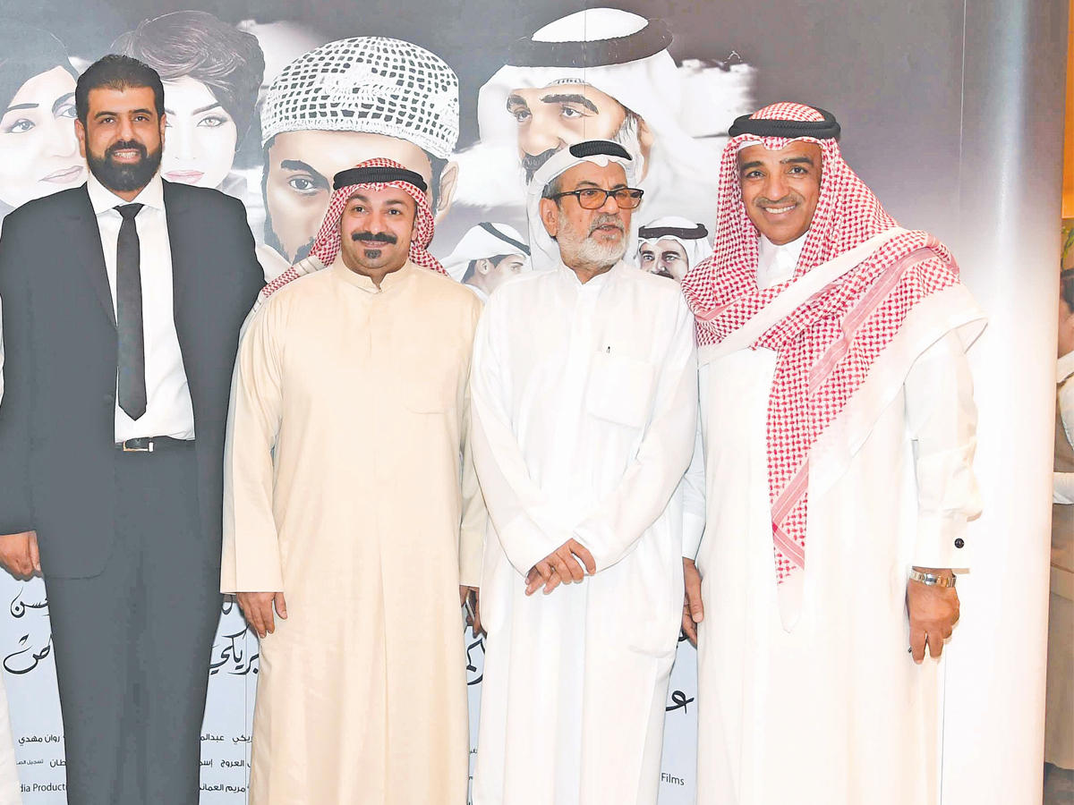 نجوم الفيلم مع الخلف