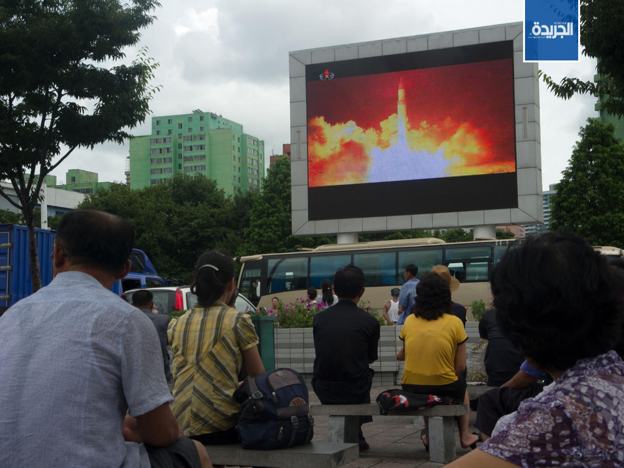 كوريون شماليون يتابعون عملية إطلاق صاروخ عابر للقارات في العاصمة بيونغ بانغ