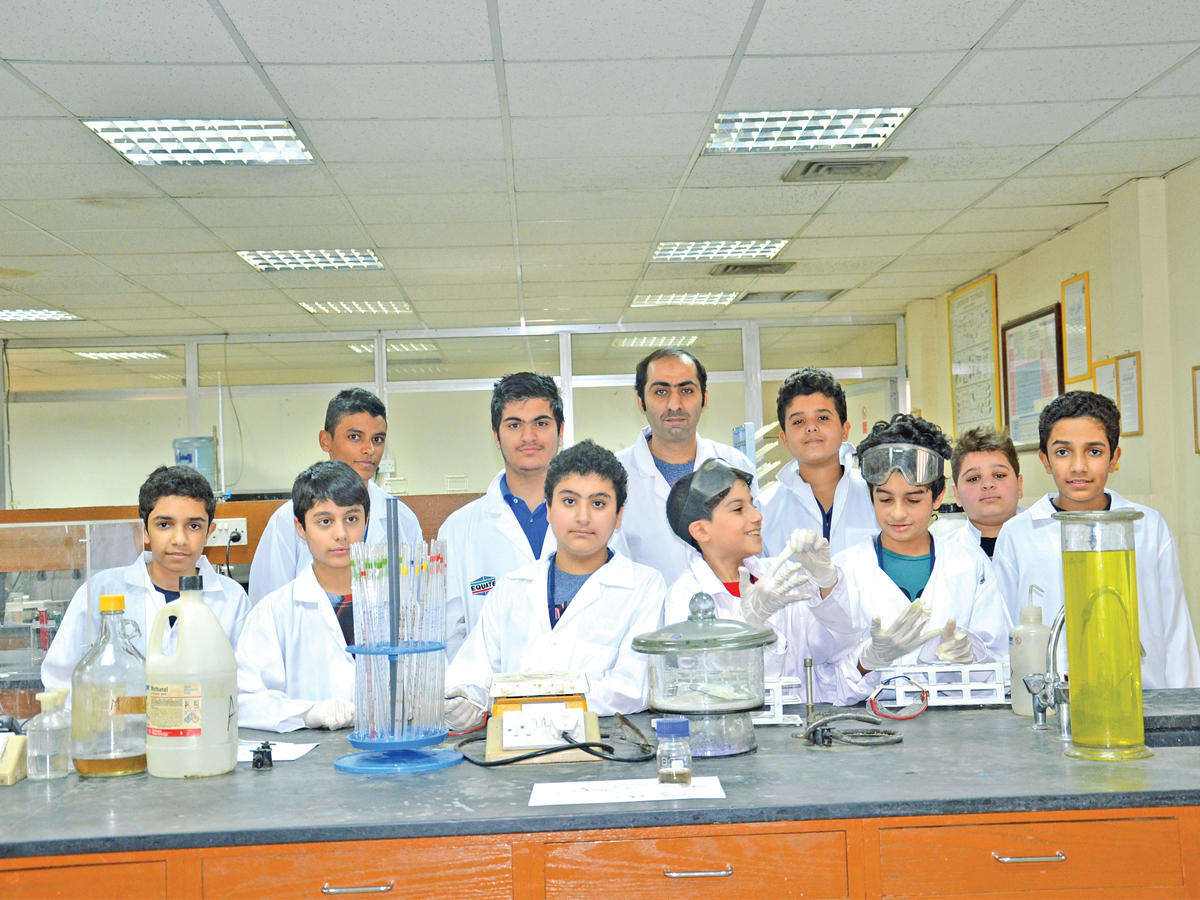 مشرف الدورات الصيفية للنادي العلمي عبدالله اليتيم مع الطلبة المشاركين