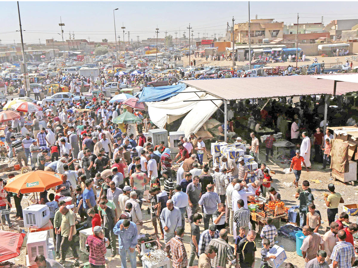 الحياة تعود إلى سوق شعبي في الموصل الشرقية (أ ف ب)