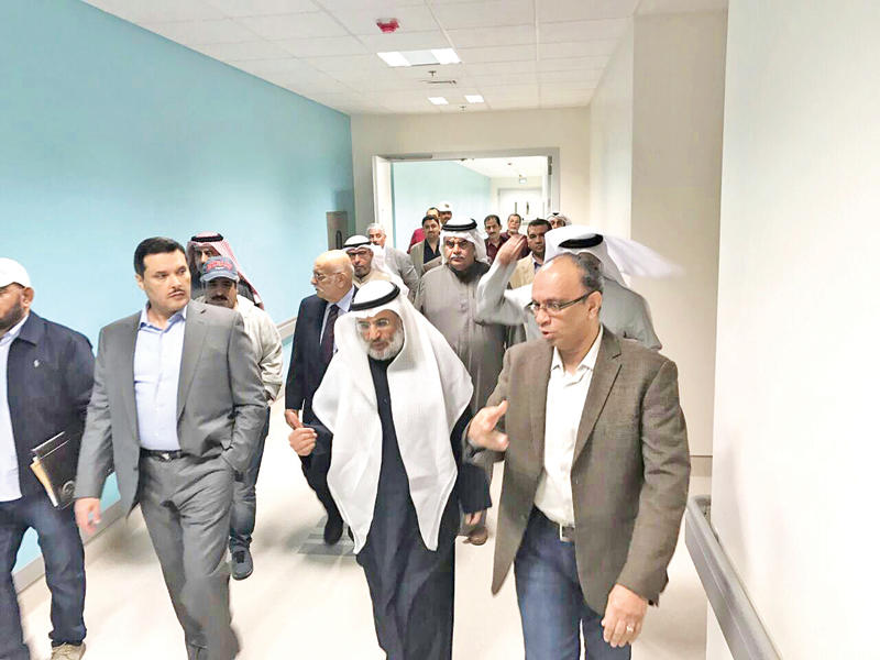 الحربي والمطوع خلال تفقدهما مستشفى جابر يناير الماضي (أرشيف)