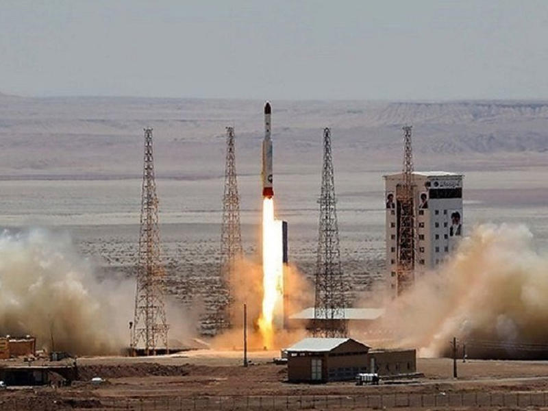 صورة للتجربة الإيرانية بأطلاق صاروخ يحمل أقمارا صناعية لوضعها في مدار الأرض
