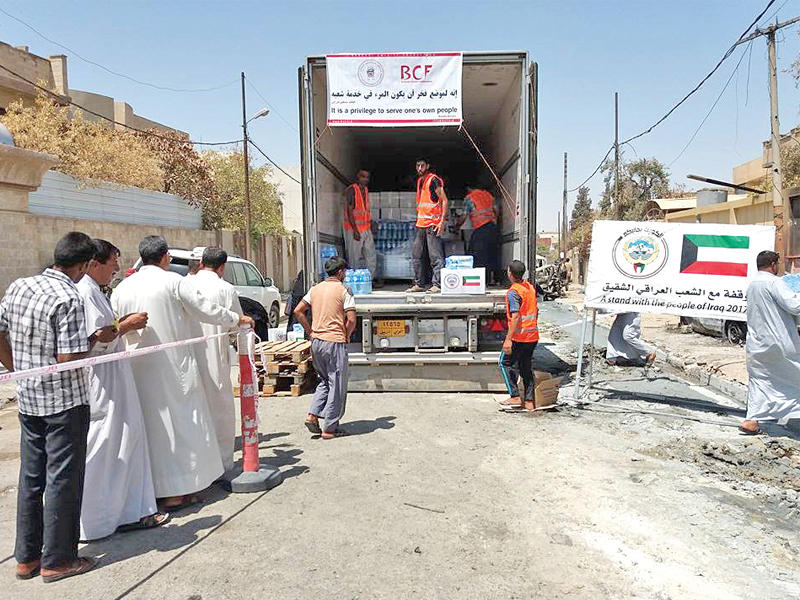 جانب من حملة توزيع المساعدات الكويتية في الموصل