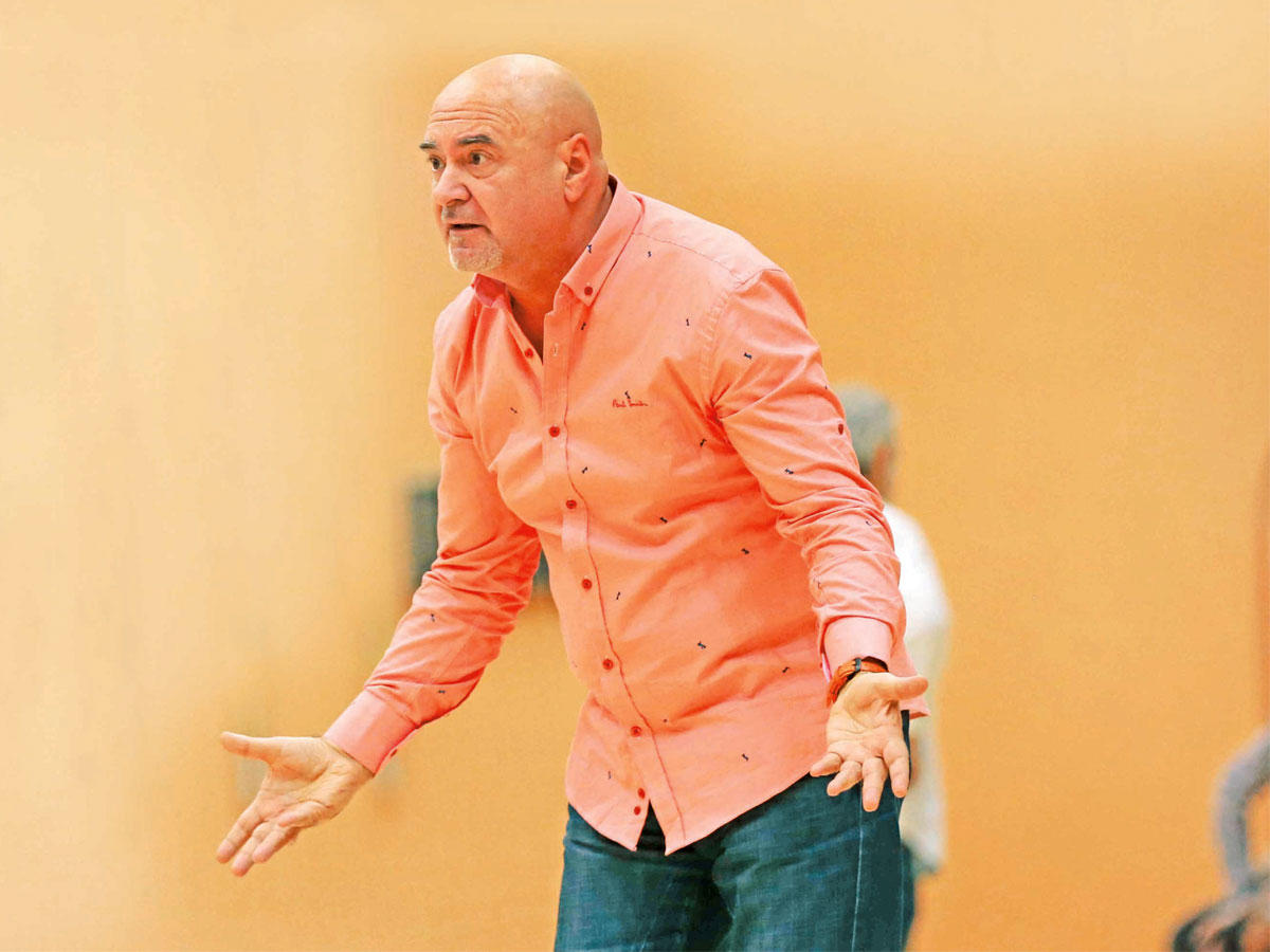 مدرب الفريق الأول لنادي كاظمة لكرة السلة الصربي توني فيفانويتش