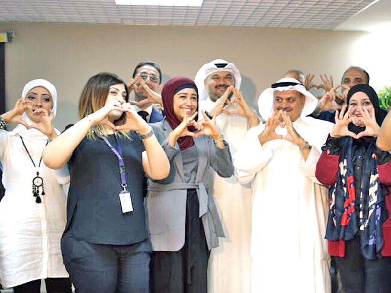 المطوع وعدد من متطوعي الجمعية في مناسبة سابقة