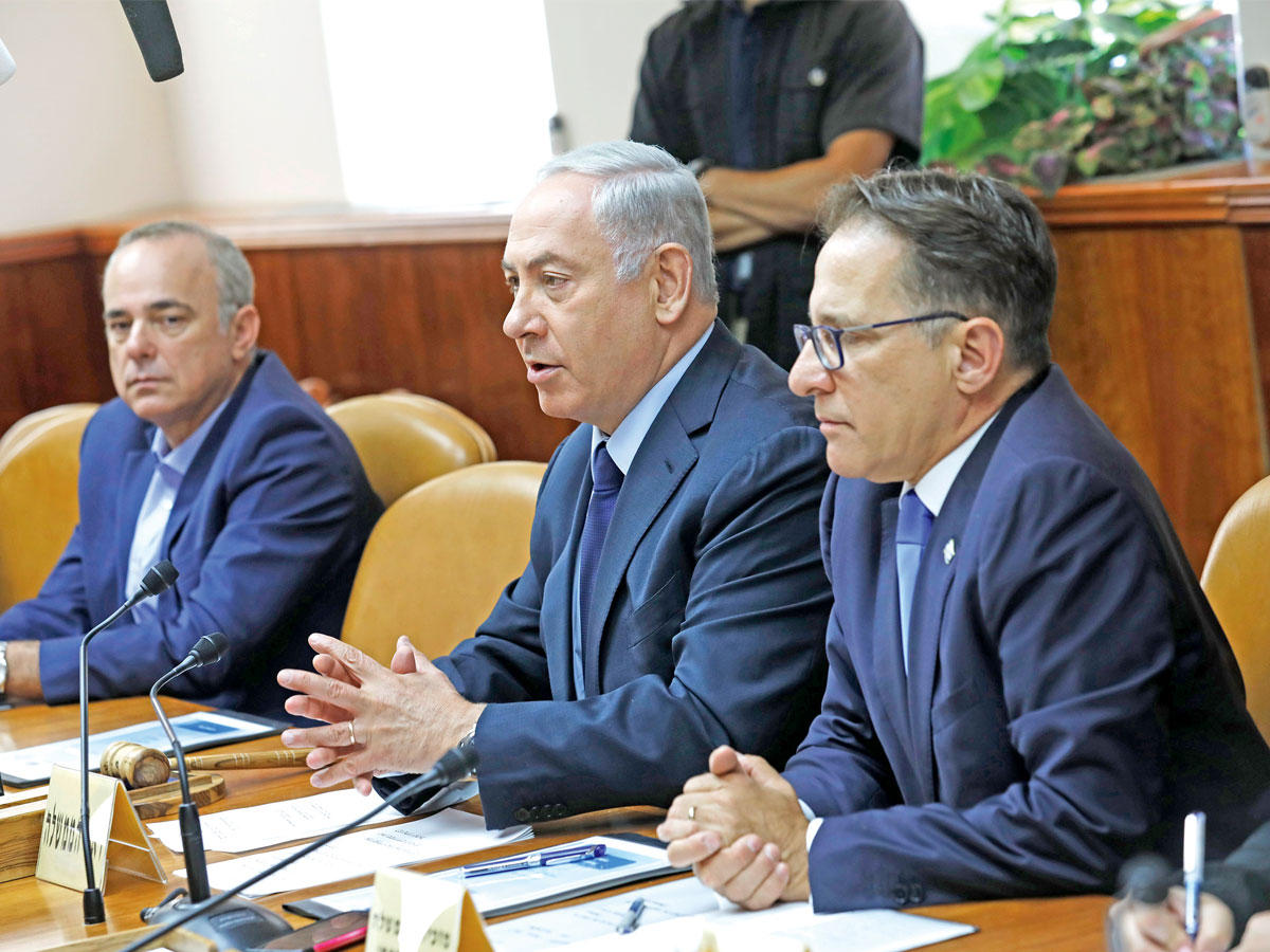 نتنياهو في اجتماع حكومته بالقدس (إي بي إيه)