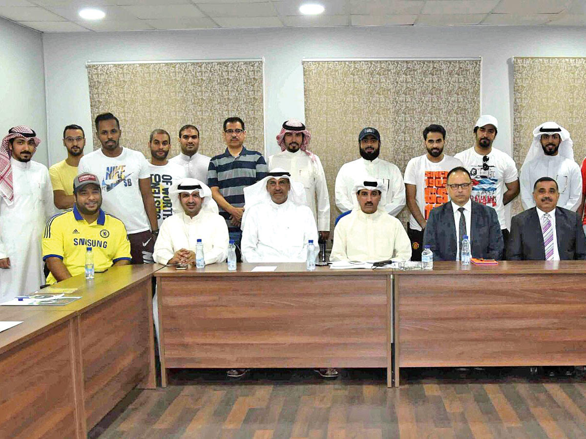 خليل والمحاضرون يتوسطون المشاركين