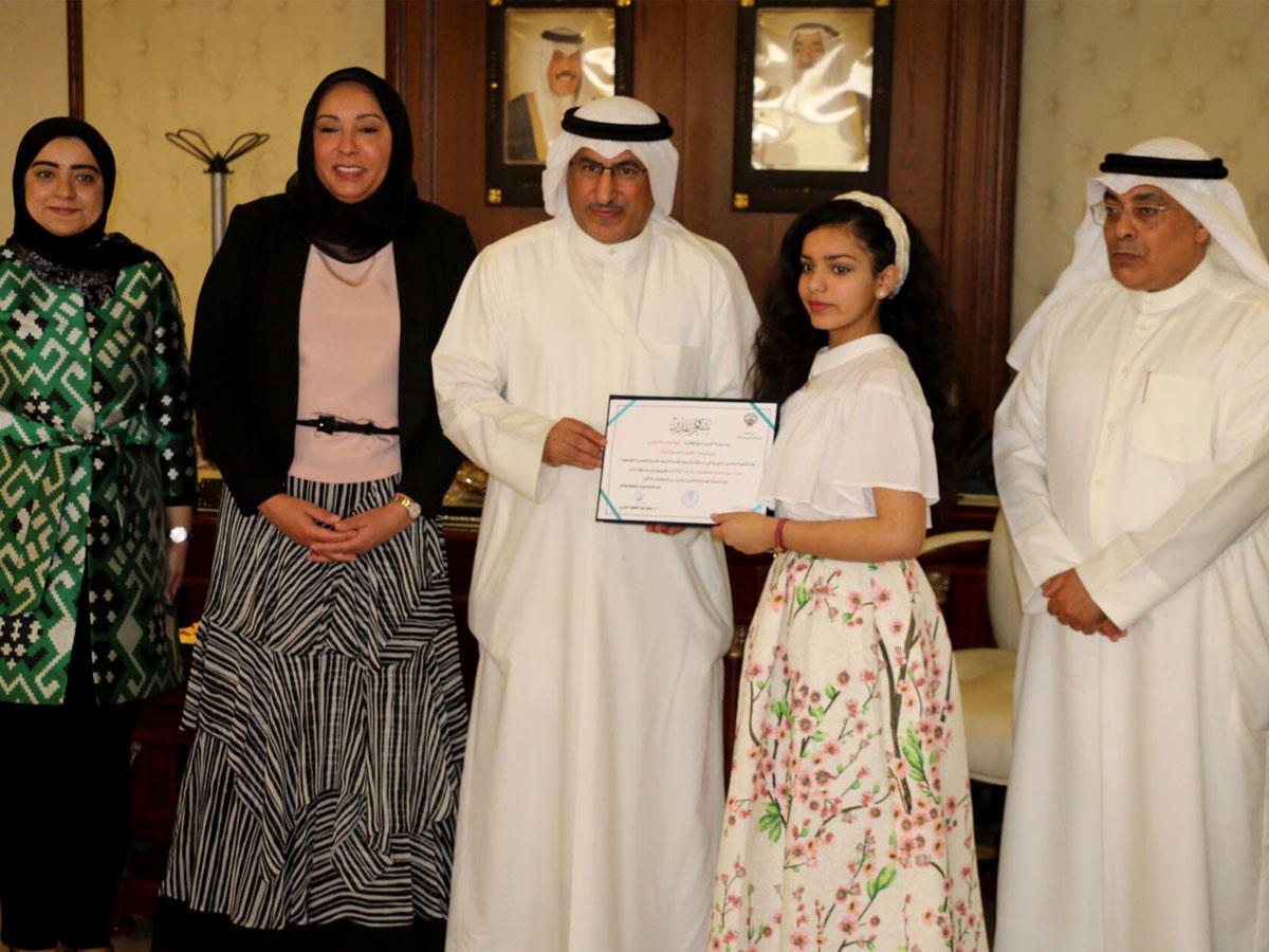 الفارس والسعد خلال تكريم إحدى الفائزات بالمسابقة