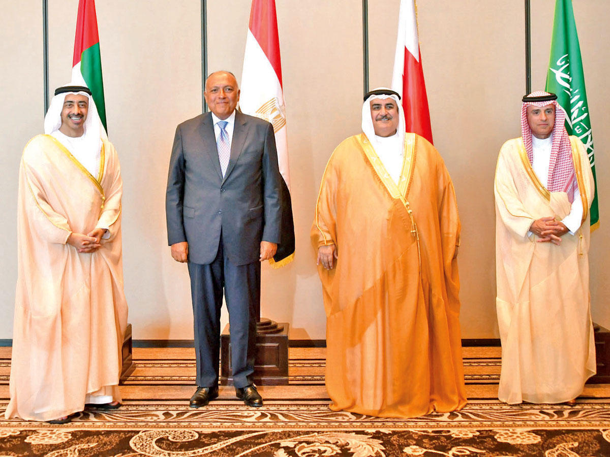 وزراء خارجية الدول الأربع عقب انتهاء اجتماعهم في المنامة أمس (بنا)