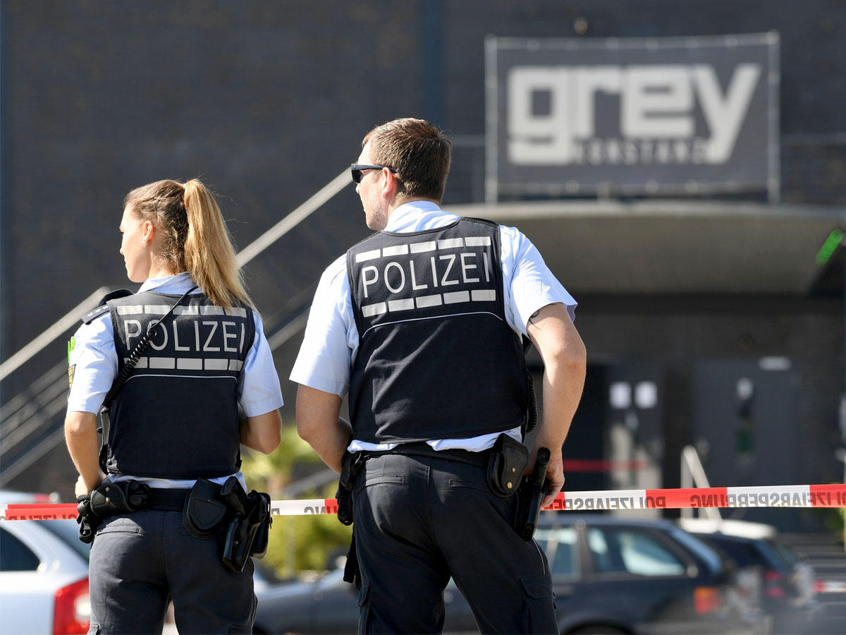 تقف الشرطة أمام نادي ديسكو في بلدة بجنوب ألمانيا