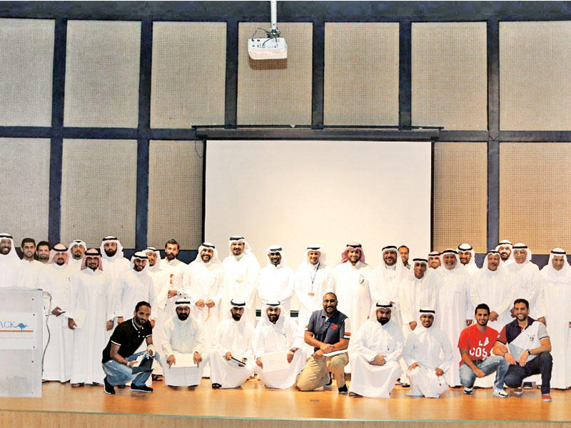 صورة جماعية للمشاركين في الدورة