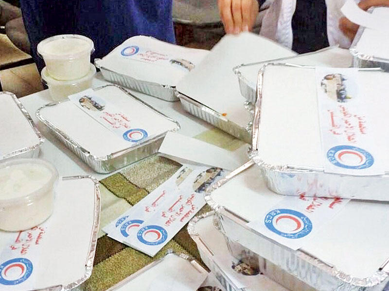 جانب من توزيع وجبات غذائية على المرابطين أمام أبواب المسجد الأقصى