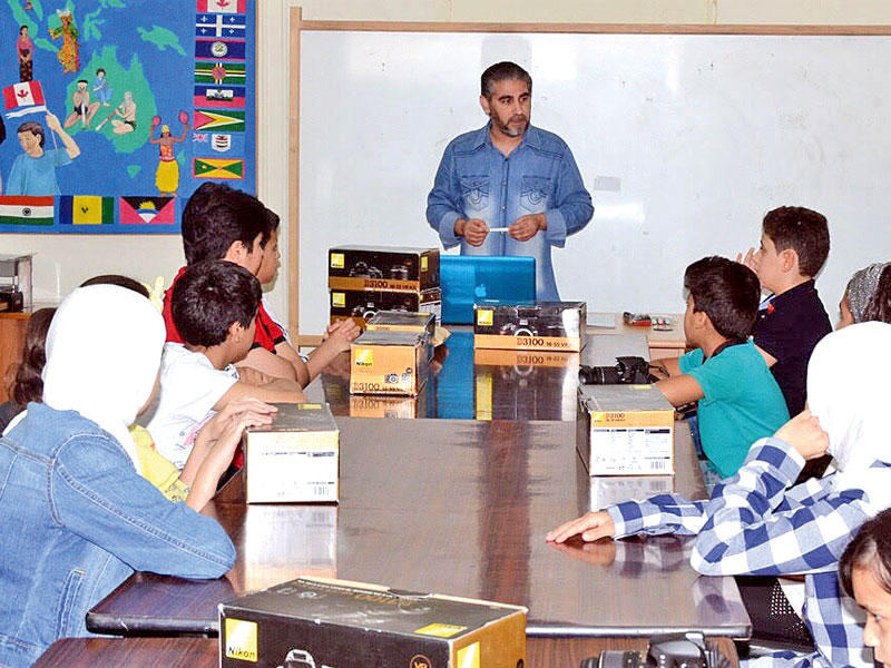 أحمد باقر يشرح طرق التصوير لمنتسبي الورشة 