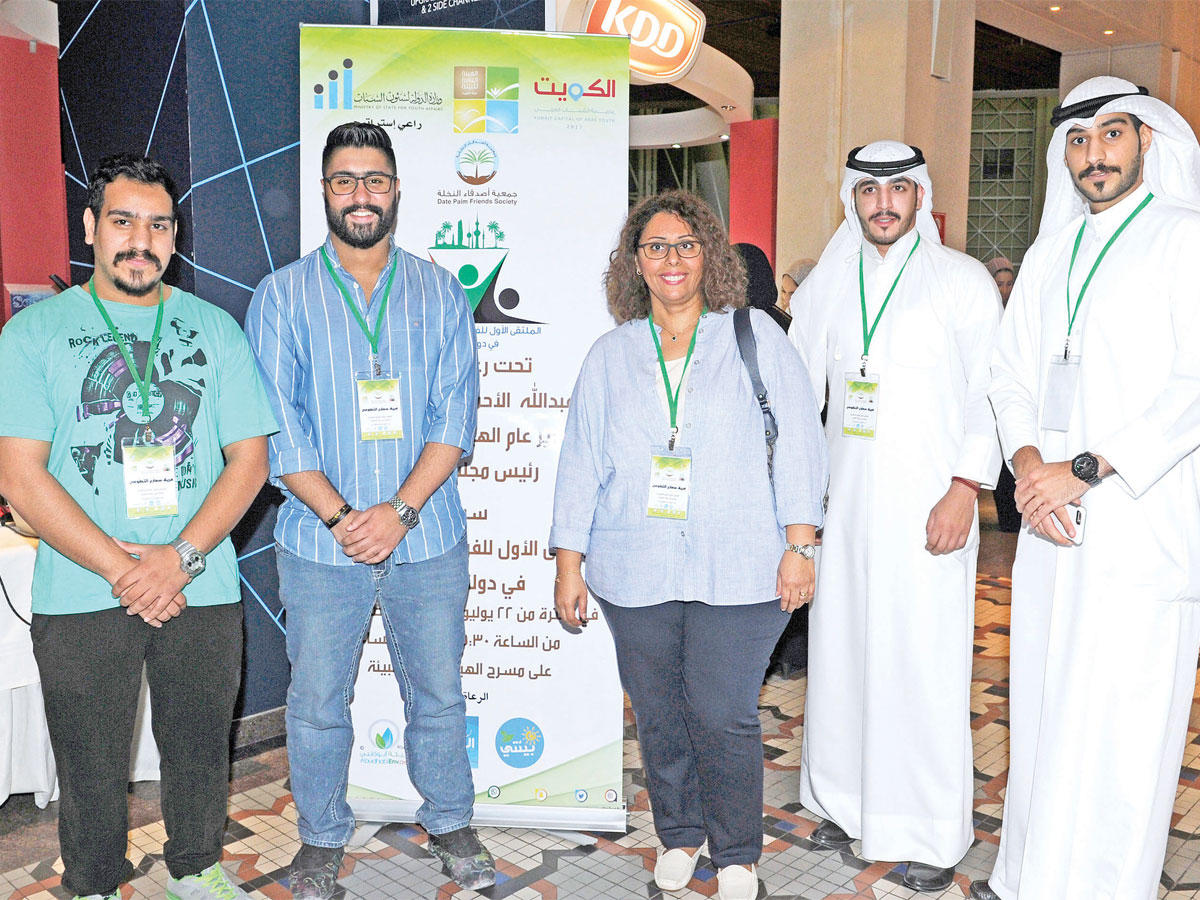 عدد من أعضاء الفرق المشاركة 