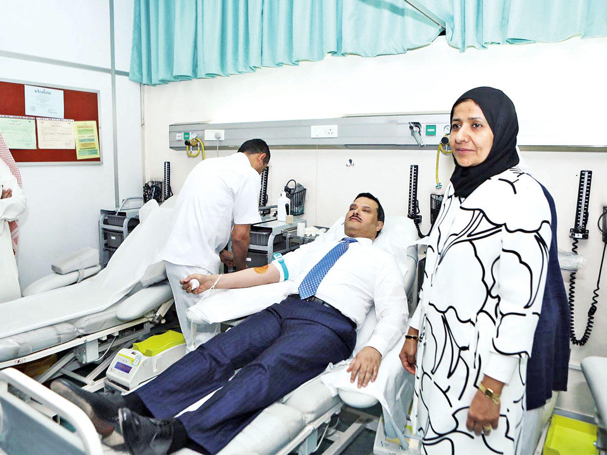 الحربي أثناء سحب عينة دم منه