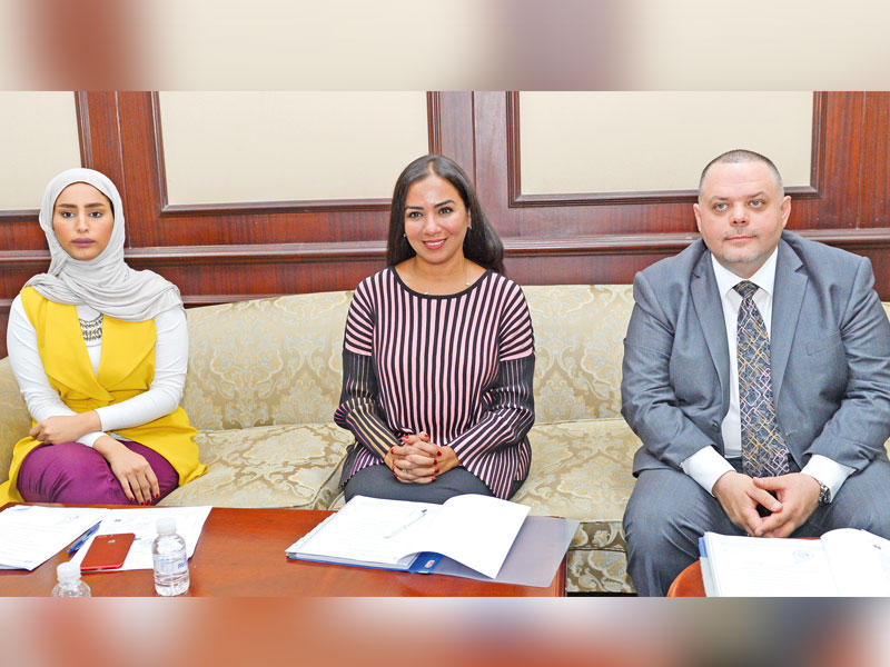 التميمي في الوسط وأنس ميرزا خلال اجتماع الجمعية العمومية أمس  (تصوير نوفل إبراهيم)