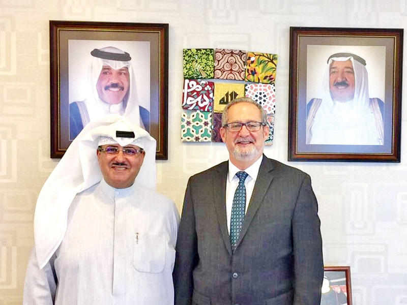 فهد المبارك مستقبلا السفير الأميركي