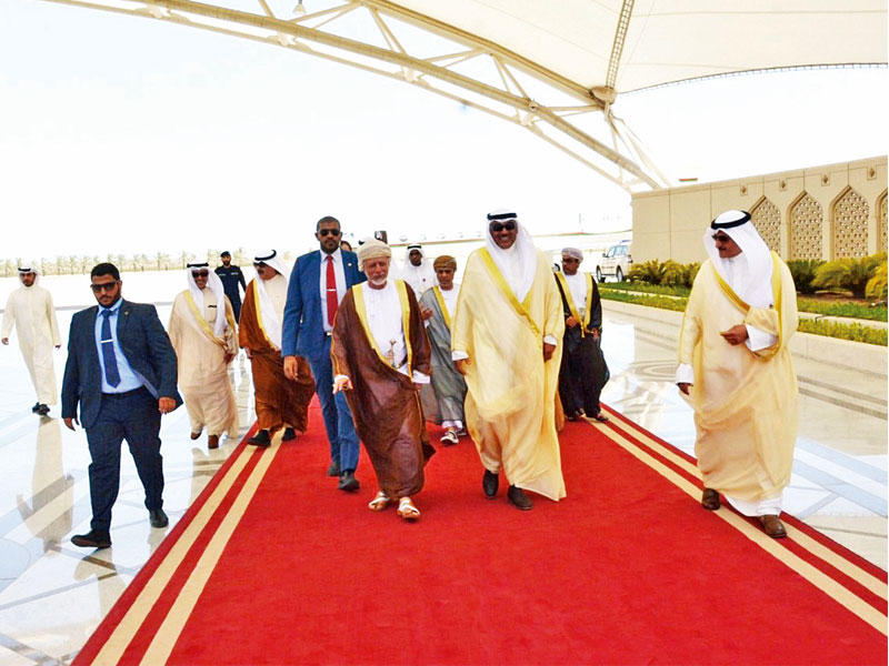 النائب الأول لرئيس مجلس الوزراء وزير الخارجية الشيخ صباح الخالد مستقبلا الوزير المسؤول عن الشؤون الخارجية بسلطنة عمان الشقيقة يوسف بن علوي بن عبدالله