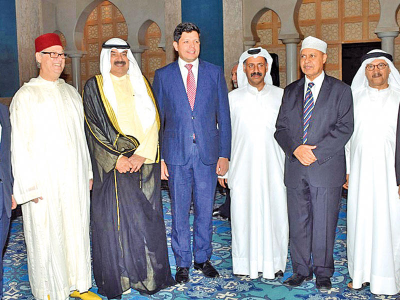 الجارالله متوسطاً السفير المغربي واعضاء البعثة الدبلوماسيةn