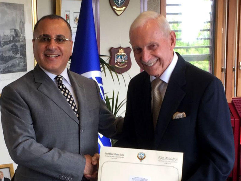 مندوب الكويت الدائم لدى المقر الاوروبي للامم المتحدة في جنيف جمال الغنيم يسلم مدير العام المنظمة الدولية للهجرة وليام لاسي سوينغ طلب انضمام الكويت الى عضوية المنظمة الدولية للهجرة بصفة مراقب