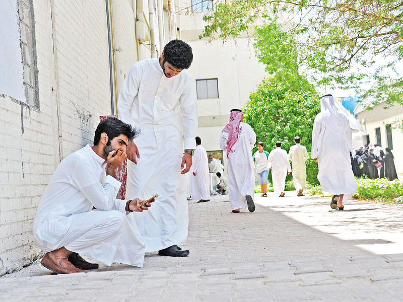طالب يتحسر على عدم قبوله في «التطبيقي»    (تصوير: عوض التعمري)
