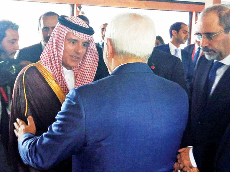 مصافحة بين الجبير وظريف على هامش اجتماع منظمة التعاون الإسلامي بشأن القدس في إسطنبول 