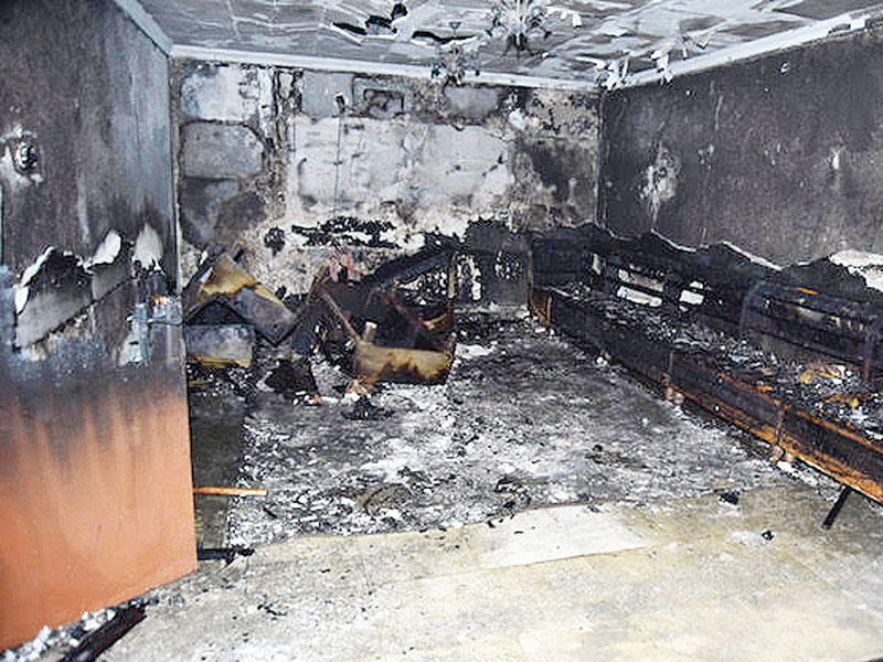 آثار الحريق بالمنزل