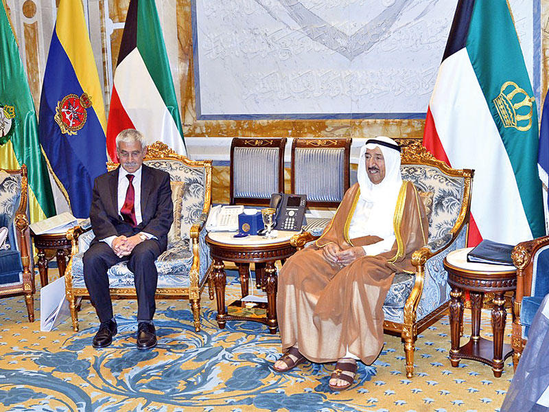 الأمير مستقبلاً وفد مؤسسة الكويت للتقدم العلمي أمسn