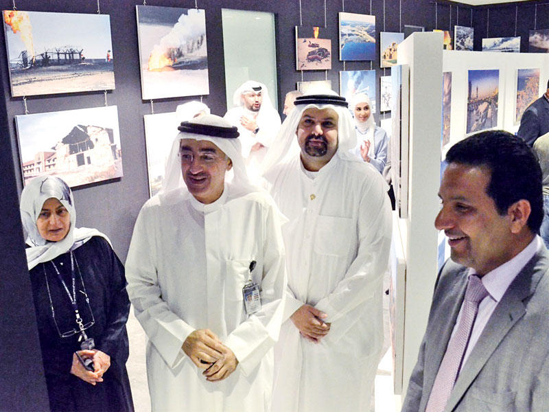 جمال جعفر خلال جولة في معرض الصور