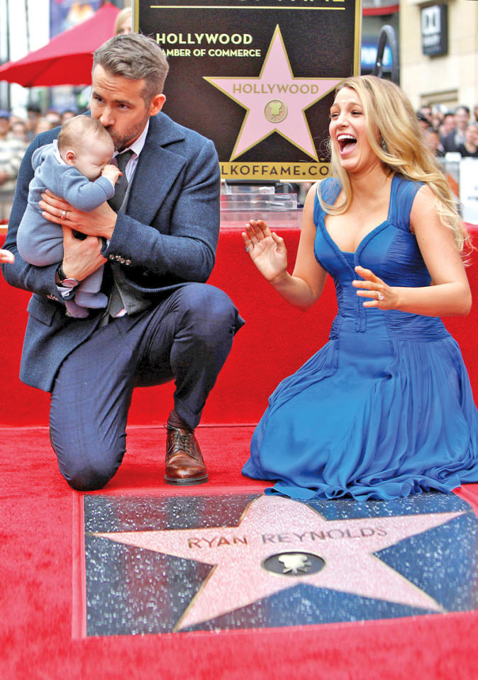 رايان رينولدز مع زوجته وطفلهما