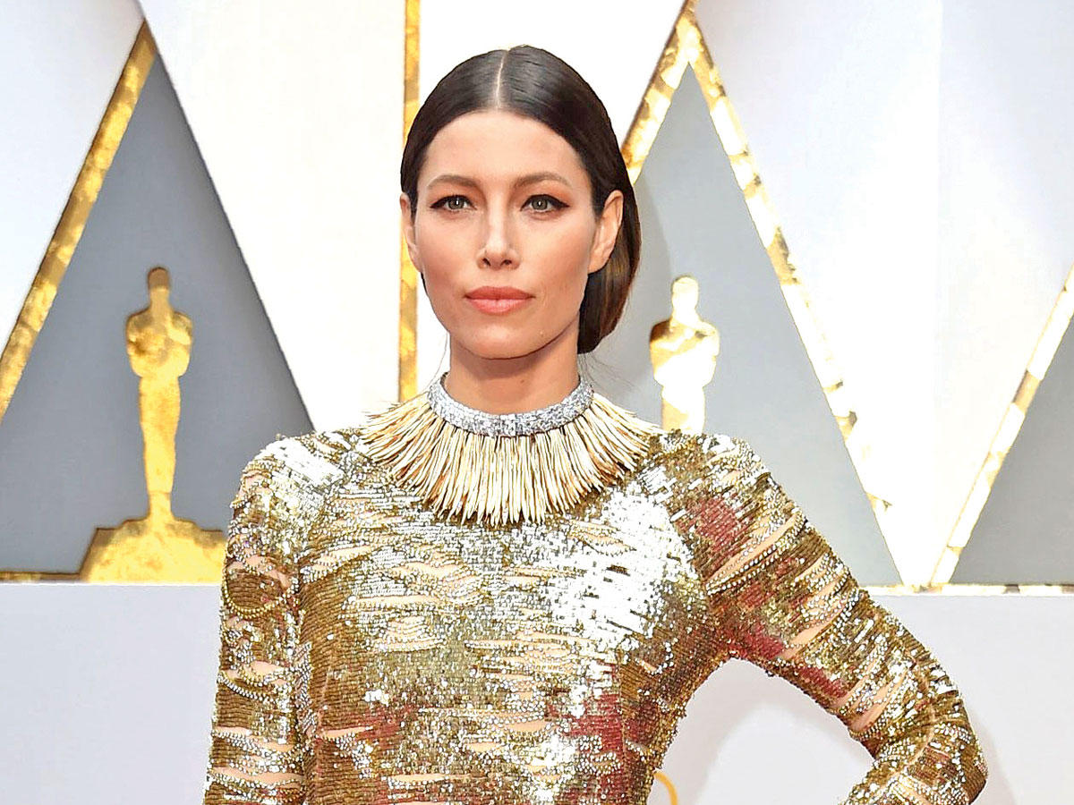 النجمة جيسيكا بيل