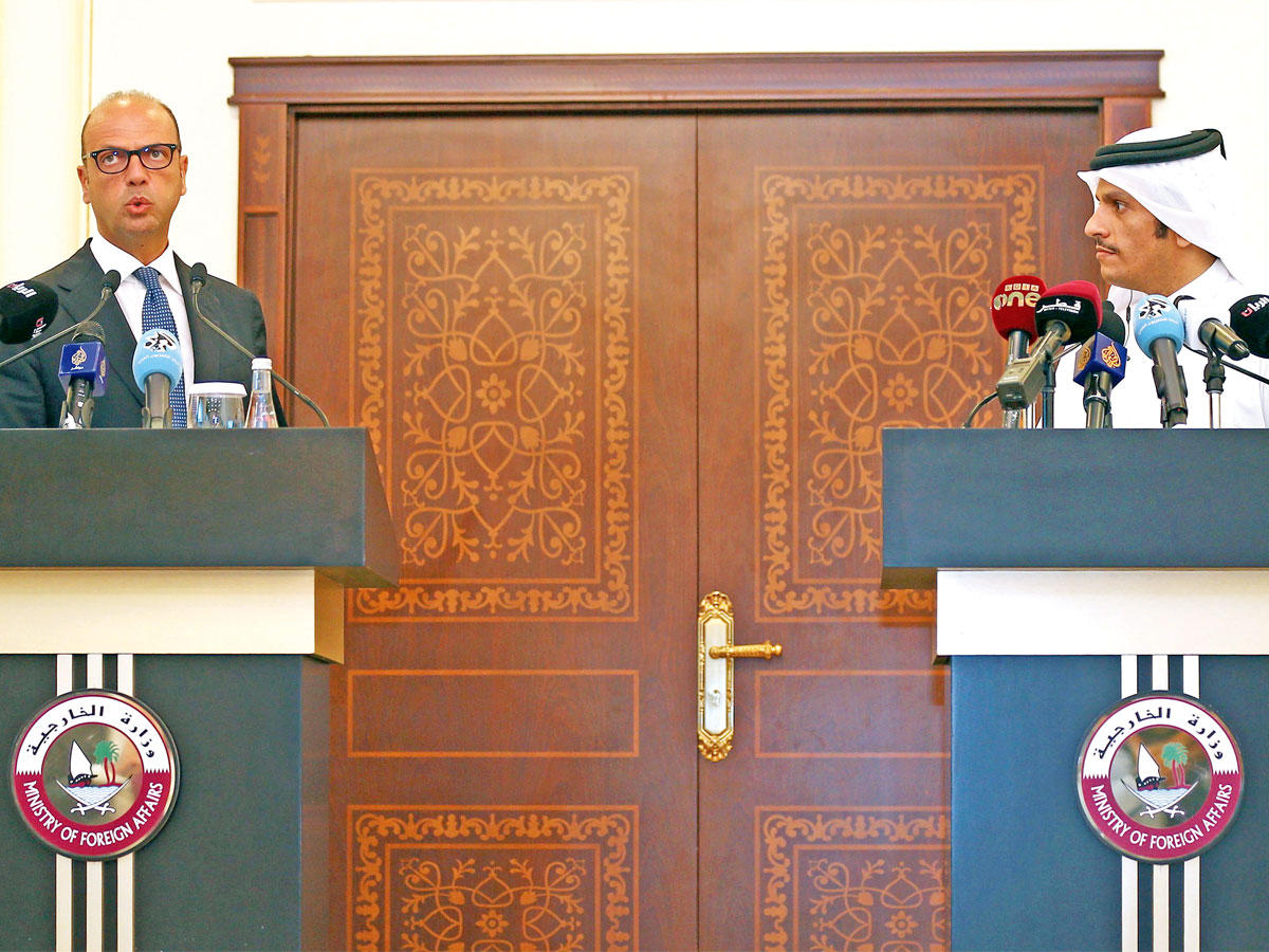 عبدالرحمن والفانو خلال مؤتمر صحافي مشترك في الدوحة (أ ف ب)