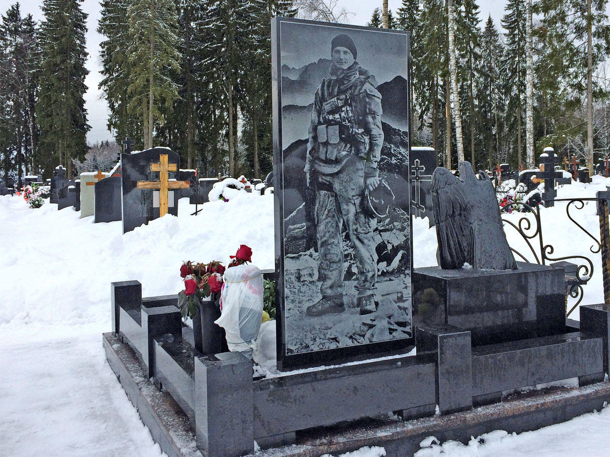 قبر أحد الجنود الروس الذين سقطوا في سورية خارج موسكو (رويترز)