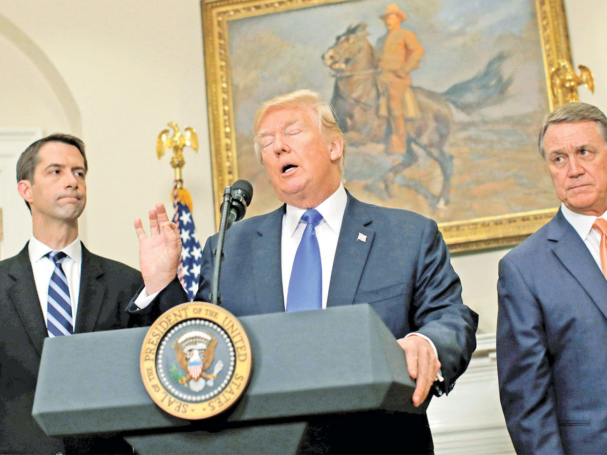 ترامب خلال إعلان إصلاحات في برنامج الإقامة بالولايات المتحدة (غرين كارد) في البيت الأبيض أمس          (رويترز)