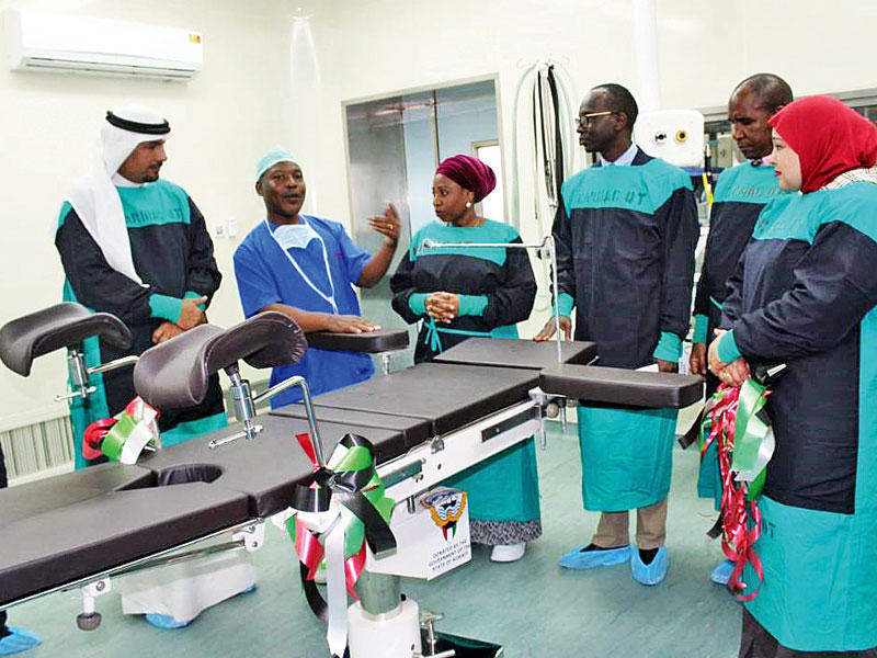 جانب من تسليم الأجهزة الطبية لعلاج أمراض القلب في تنزانيا