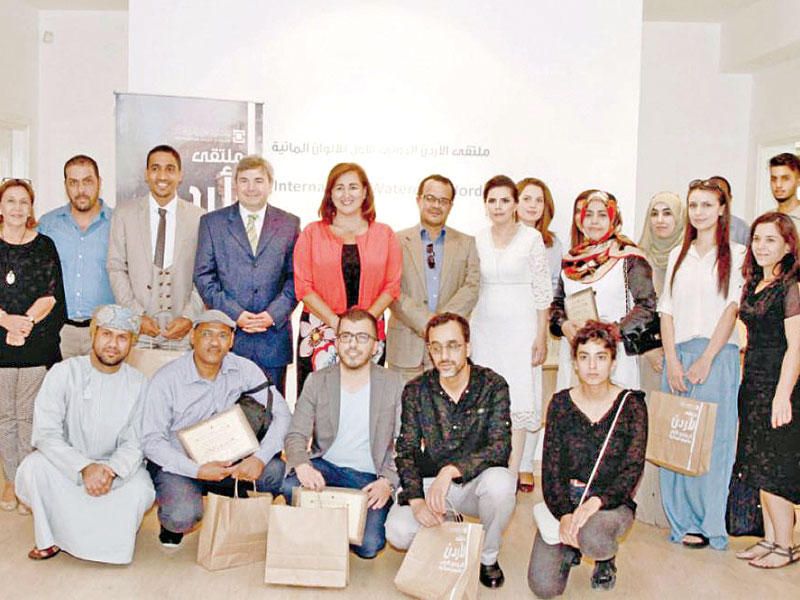 الفنانون المشاركون في ملتقى الأردن للرسم بالألوان المائية 