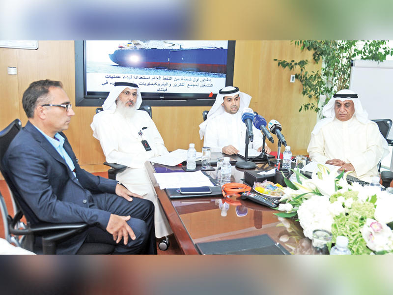 العتيبي والبدر خلال المؤتمر الصحافي